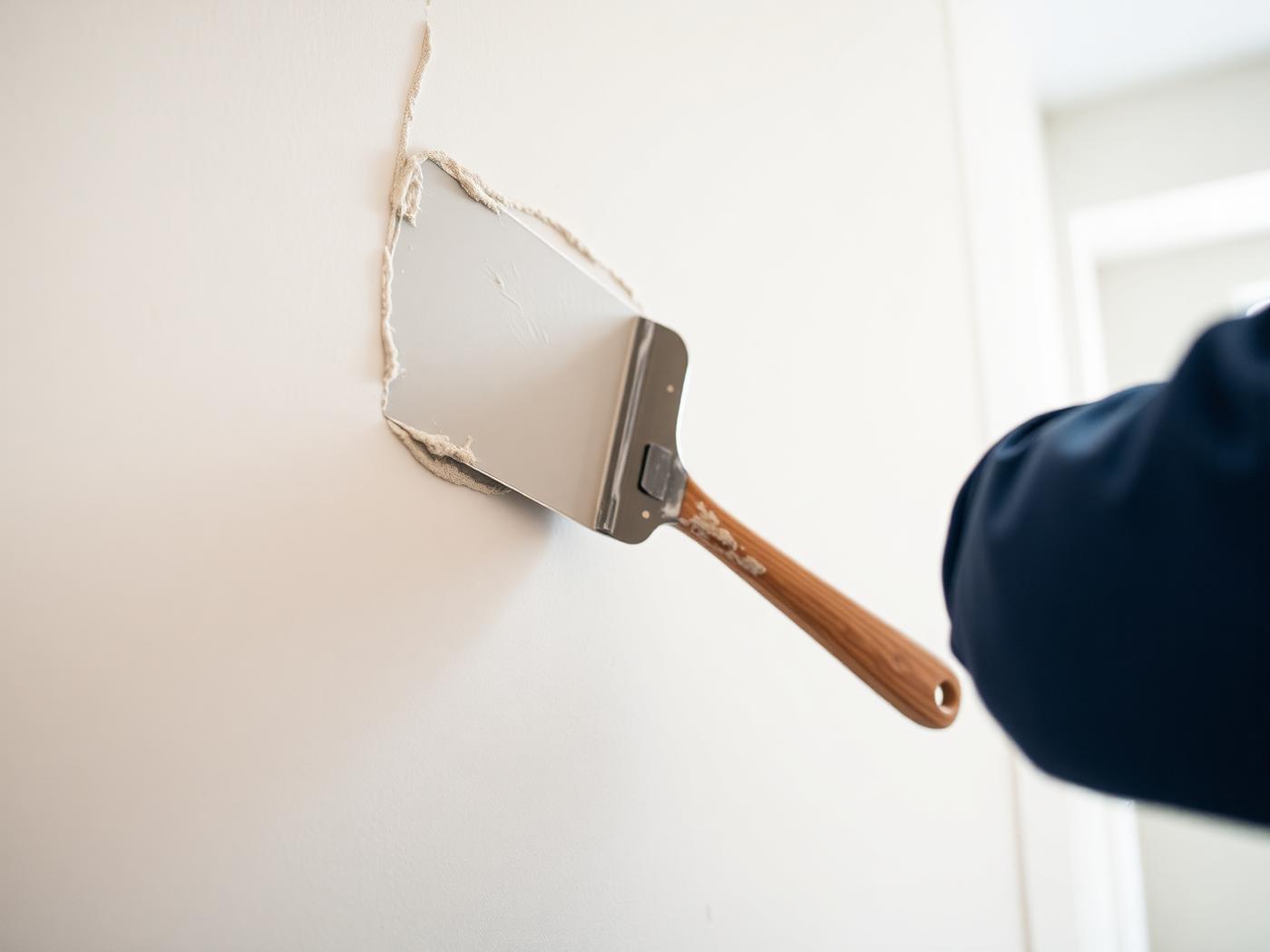Närbild på spackling av vägg inför målning